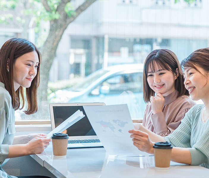 笑顔で説明している女性